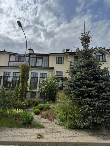 Купить таунхаус в Ленинградской области. Вариант № 37119, 28, площадь -  квм, цена 69000000 рублей