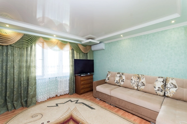 Купить двухкомнатную квартиру на вторичке в Микрорайоне 4-й, Тобольск в Тобольске. Вариант № 11034, 3, площадь -  квм, цена 5800000 рублей