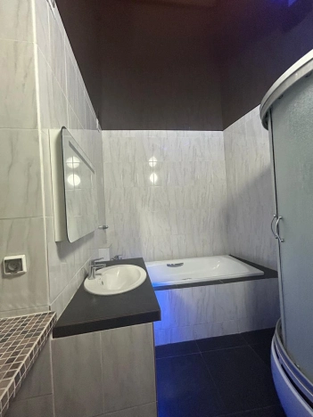 Купить трехкомнатную квартиру в Тульской области. Вариант № 58910, 33, площадь -  квм, цена 13500000 рублей