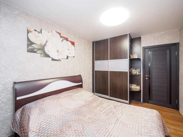 Купить трехкомнатную квартиру в Омске. Вариант № 2105937, 8, площадь -  квм, цена 6900000 рублей