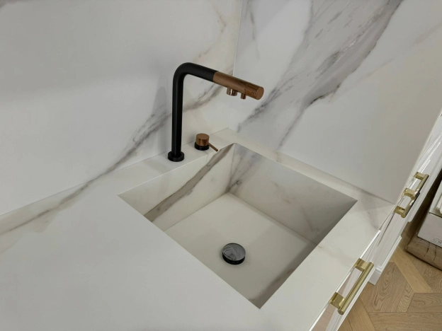 Купить двухкомнатную квартиру на вторичке у метро Молодежная в Москве. Вариант № 53318, 5, площадь -  квм, цена 44800000 рублей