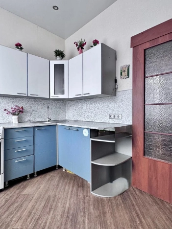 Купить квартиру в районе Дзержинский в Новосибирске. Вариант № 8153768, 4, площадь -  квм, цена 4980000 рублей