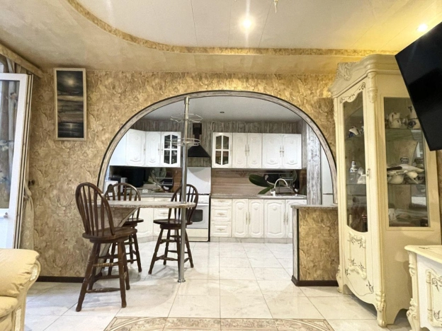 Купить четырехкомнатную квартиру в Московской области. Вариант № 10006373, 20, площадь -  квм, цена 11380000 рублей