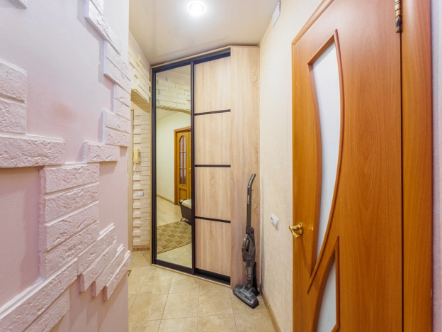 Купить двухкомнатную квартиру на улице Пригородная в Омске. Вариант № 16623, 16, площадь -  квм, цена 7350000 рублей