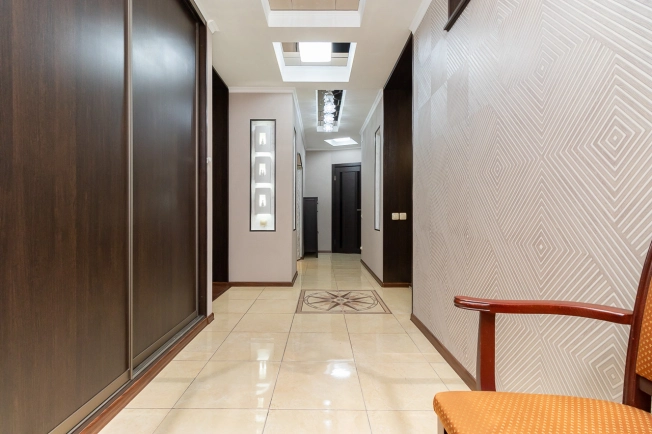 Купить четырехкомнатную квартиру в Омске. Вариант № 5503, 18, площадь -  квм, цена 13900000 рублей