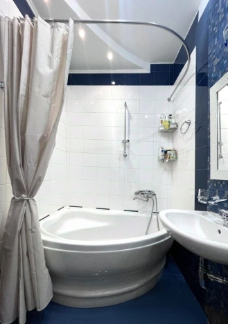 Купить однокомнатную квартиру на вторичке у метро Василеостровская в Санкт-Петербурге. Вариант № 436594, 23, площадь -  квм, цена 24750000 рублей