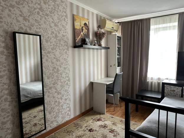 Купить трехкомнатную квартиру в Ростовской области. Вариант № 6912625, 1, площадь -  квм, цена 5800000 рублей