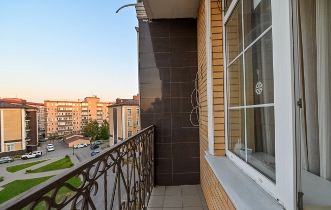 Купить трехкомнатную квартиру в Ростовской области. Вариант № 2897338, 13, площадь -  квм, цена 18400000 рублей