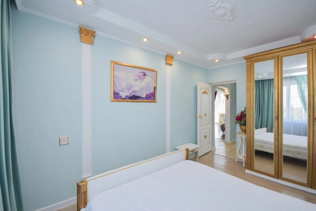 Купить трехкомнатную квартиру в Новосибирской области. Вариант № 7844635, 9, площадь -  квм, цена 9850000 рублей