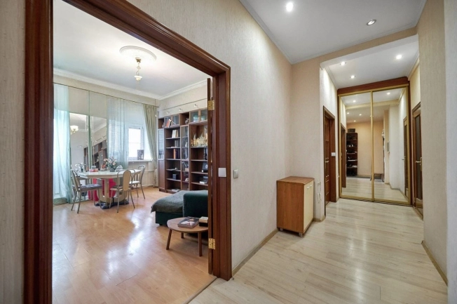 Купить квартиру на вторичке в Москве. Вариант № 18244, 6, площадь -  квм, цена 31900000 рублей