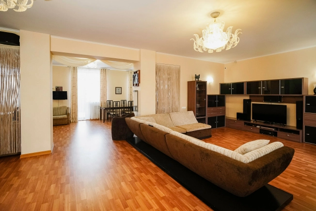 Купить дом в Микрорайоне Порт-Артур в Омске. Вариант № 6134669, 6, площадь -  квм, цена 60000000 рублей