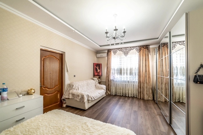 Купить дом на улице Спасская в Краснодаре. Вариант № 3960680, 27, площадь -  квм, цена 24950000 рублей