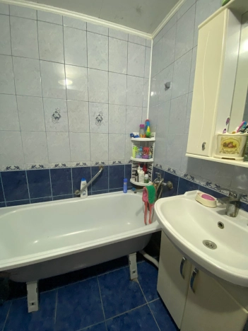 Купить трехкомнатную квартиру на вторичке в Микрорайоне 8-й, Элиста в Элисте. Вариант № 6323, 4, площадь -  квм, цена 6400000 рублей