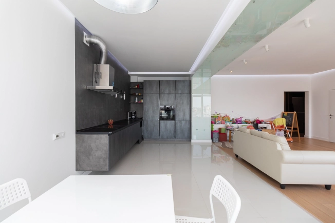 Купить двухкомнатную квартиру на улице 10 лет Октября в Омске. Вариант № 5498, 7, площадь -  квм, цена 12600000 рублей