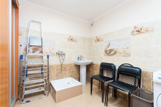 Снять коммерческую недвижимость в Тобольске. Вариант № 5492, 13, площадь -  квм, цена 150000 рублей