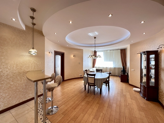 . Вариант № 29562, 7, площадь - 98.3 квм, цена 37999999 рублей